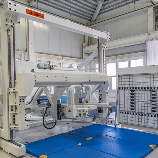 Der Fußgängerschutz-Prüfstand mit verfahrbarem Portal und elektromagnetischem Antrieb bildet das Herzstück des neuen Labors von Bertrandt in Ingolstadt. Der Fußgängerschutz-Prüfstand mit verfahrbarem Portal und elektromagnetischem Antrieb bildet das Herzstück des neuen Labors von Bertrandt in Ingolstadt.