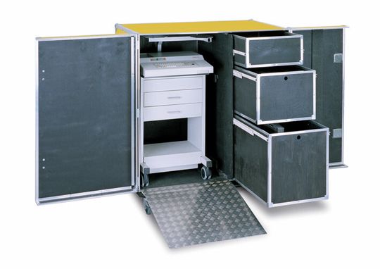 Flight Cases aus Sperrholz oder Plastik. Flight Cases aus Sperrholz oder Plastik.