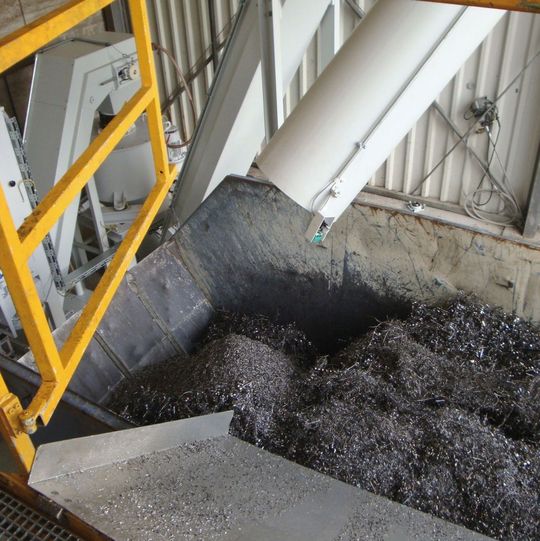 Bild 1: Die Anlage zerkleinert die verunreinigten Stahlspäne und zentrifugiert sie, bevor sie anschließend einem Spänecontainer zugeführt werden. Bild 1: Die Anlage zerkleinert die verunreinigten Stahlspäne und zentrifugiert sie, bevor sie anschließend einem Spänecontainer zugeführt werden.