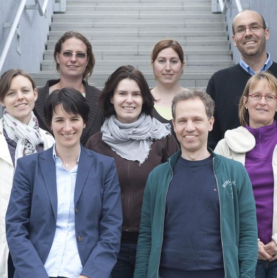 Neue Erkenntnisse zur Nervenkrankheit ALS: Die Ulmer Autoren Juniorprof. Karin Danzer, Dr. Patrick Weydt (1. Reihe v.l.), Hanna Bayer, Dr. Anke Witting und Birgit Linkus (Schwalenstöcker, 2. Reihe v.l.) sowie Diana Wiesner, Dr. Judith Eschbach und Dr. Luc Dupuis (Universität Strasbourg, 3. Reihe v.l.) Neue Erkenntnisse zur Nervenkrankheit ALS: Die Ulmer Autoren Juniorprof. Karin Danzer, Dr. Patrick Weydt (1. Reihe v.l.), Hanna Bayer, Dr. Anke Witting und Birgit Linkus (Schwalenstöcker, 2. Reihe v.l.) sowie Diana Wiesner, Dr. Judith Eschbach und Dr. Luc Dupuis (Universität Strasbourg, 3. Reihe v.l.)