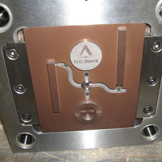 Spritzgusswerkzeug von H.C. Starck Ceramics aus elektrisch leitfähigem Siliciumnitrid.