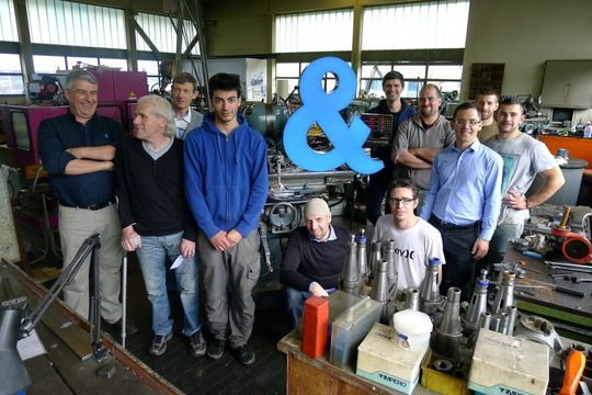 Die Polymechaniker von Hentsch & Bovey freuen scih zusammen mit Renaud de Watteville (links) und seinem Team über den Besuch des «&»-Symbols, das für Engagement im Bereich Wasser steht.