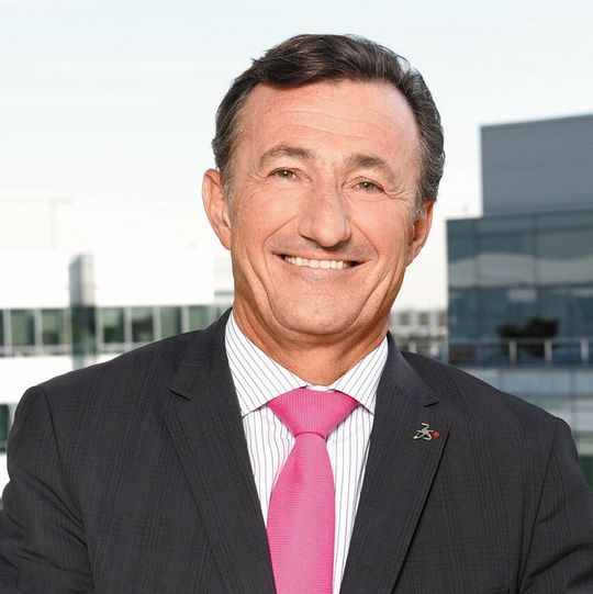 Bernard Charlès: „Diese Übernahme wird die 3D-Experience-Plattform und die Apriso-Lösungen zu einer neuen Geschäftserfahrung für unsere Kunden zusammenführen.“ Bernard Charlès: „Diese Übernahme wird die 3D-Experience-Plattform und die Apriso-Lösungen zu einer neuen Geschäftserfahrung für unsere Kunden zusammenführen.“