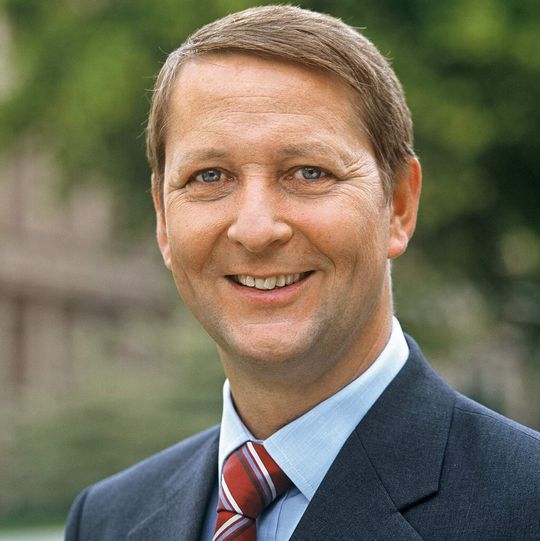 Dr. Albert Heuser, President Greater China and Functions Asia Pacific, BASF: “With expanded production of important basic chemicals, BASF can further strengthen its production base in the C2 and C3 value chains.” Dr. Albert Heuser, President Greater China and Functions Asia Pacific, BASF: “With expanded production of important basic chemicals, BASF can further strengthen its production base in the C2 and C3 value chains.”