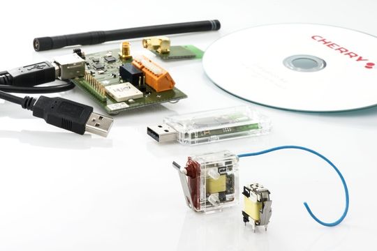 Evaluierungs-Kit: Für applikationsnahe Design-in-Tests bei Kunden ist auf Basis der Trägerfrequenz 868 MHz ein Evaluation Kit aus Funkschalter, Empfänger und Testsoftware von Cherry verfügbar Evaluierungs-Kit: Für applikationsnahe Design-in-Tests bei Kunden ist auf Basis der Trägerfrequenz 868 MHz ein Evaluation Kit aus Funkschalter, Empfänger und Testsoftware von Cherry verfügbar