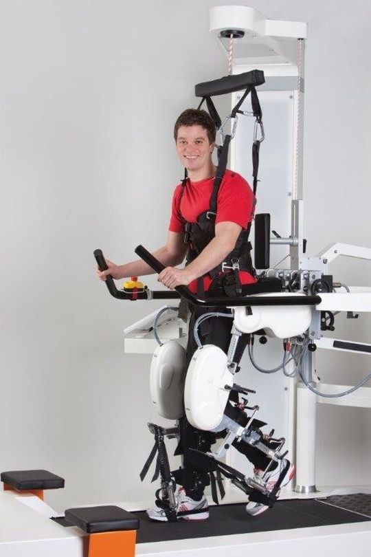 Weltweit sind jetzt 500 Lokomaten im Einsatz. Patienten mit neurologisch bedingten Bewegungsstörungen lernen mit ihrer Hilfe erfolgreich wieder zu gehen. Weltweit sind jetzt 500 Lokomaten im Einsatz. Patienten mit neurologisch bedingten Bewegungsstörungen lernen mit ihrer Hilfe erfolgreich wieder zu gehen.