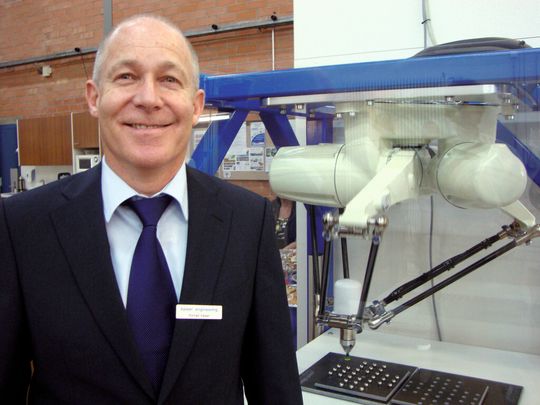 Konrad Kaiser vor einem der schnellsten Pick & Place-Roboter, dem «Pickstar High-speed» von Kawasaki. Konrad Kaiser vor einem der schnellsten Pick & Place-Roboter, dem «Pickstar High-speed» von Kawasaki.