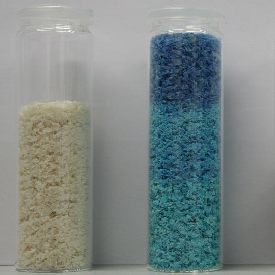 Abtrennung von Schwermetallen mit Chitosan als Flockungsmittel: links reine Chitosanflocken, daneben Chitosanflocken mit gebundenem Kupfer (blau) Abtrennung von Schwermetallen mit Chitosan als Flockungsmittel: links reine Chitosanflocken, daneben Chitosanflocken mit gebundenem Kupfer (blau)