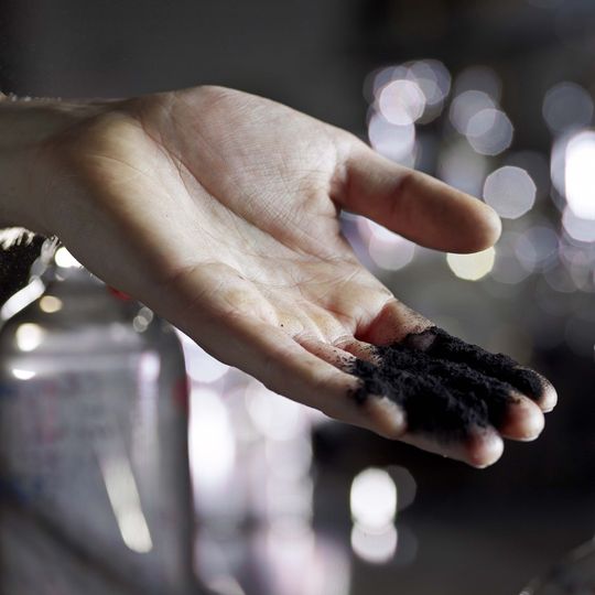 Einsammeln und zerstören – das ist die Aufgabe von Carbo-Iron, einer kohlenstaubfeinen Substanz, die am UFZ entwickelt wurde, um Grundwasser zu reinigen. Einsammeln und zerstören – das ist die Aufgabe von Carbo-Iron, einer kohlenstaubfeinen Substanz, die am UFZ entwickelt wurde, um Grundwasser zu reinigen.