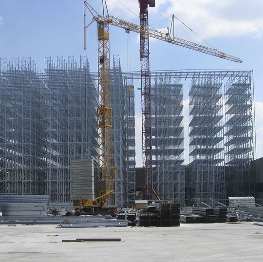 Baubeginn für das neue Hochregallager bei Soenen war im Herbst 2012, die Inbetriebnahme ist für November 2013 geplant. Baubeginn für das neue Hochregallager bei Soenen war im Herbst 2012, die Inbetriebnahme ist für November 2013 geplant.