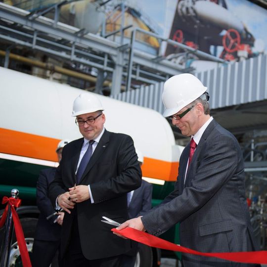 Paweł Jarczewski (l.), Präsident der Grupa Azoty sowie Ivo Bols (r.), Vice President und General Manager Flüssiggase Europa bei Air Products eröffnen die neue Anlage in Polen. Paweł Jarczewski (l.), Präsident der Grupa Azoty sowie Ivo Bols (r.), Vice President und General Manager Flüssiggase Europa bei Air Products eröffnen die neue Anlage in Polen.