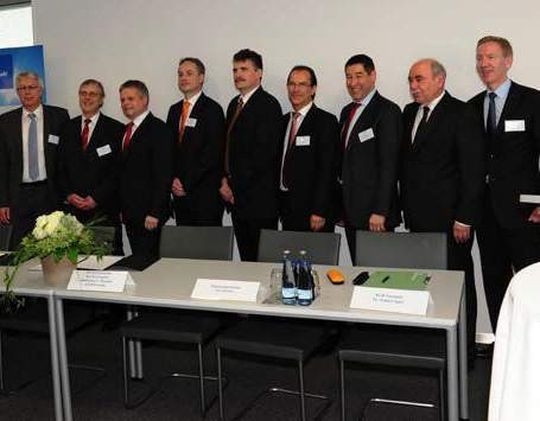 Im Rahmen der Grundsteinlegung am Fundament des Gebäudes der künftigen Forschungsproduktionslinie unterzeichneten Unternehmensvertreter in Anwesenheit von Prof. Dr. Wolf-Dieter Lukas, Ministerialdirektor im BMBF (i.B. rechts), die Absichtserklärung zur zukünftigen Nutzung der Anlage. Im Rahmen der Grundsteinlegung am Fundament des Gebäudes der künftigen Forschungsproduktionslinie unterzeichneten Unternehmensvertreter in Anwesenheit von Prof. Dr. Wolf-Dieter Lukas, Ministerialdirektor im BMBF (i.B. rechts), die Absichtserklärung zur zukünftigen Nutzung der Anlage.