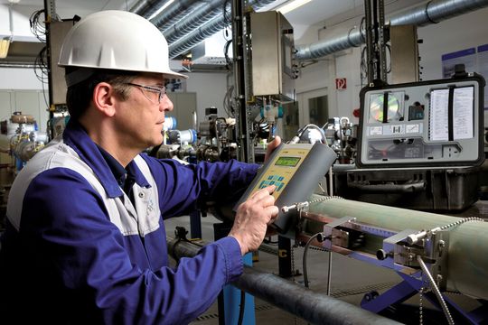 Ein Tectrion-Mitarbeiter führt eine Vergleichsmessung in einer betrieblichen Messeinrichtung durch. Ein Tectrion-Mitarbeiter führt eine Vergleichsmessung in einer betrieblichen Messeinrichtung durch.