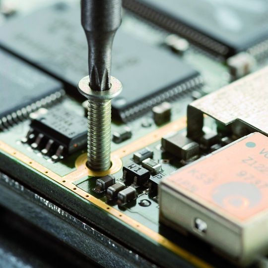 Auch bei Applikationen im Elektronikbereich ist die frühzeitige Optimierung der Schraubenverbindungen von großer Bedeutung. Auch bei Applikationen im Elektronikbereich ist die frühzeitige Optimierung der Schraubenverbindungen von großer Bedeutung.