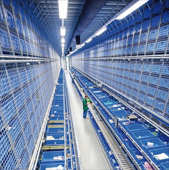 Im neuen Distributionszentrum von Salus entnehmen die Mitarbeiter, geführt von integrierten Pick-by-Light-Systemen, die entsprechenden Auftragsposten und kommissionieren sie direkt in die Versandbehälter. Im neuen Distributionszentrum von Salus entnehmen die Mitarbeiter, geführt von integrierten Pick-by-Light-Systemen, die entsprechenden Auftragsposten und kommissionieren sie direkt in die Versandbehälter.