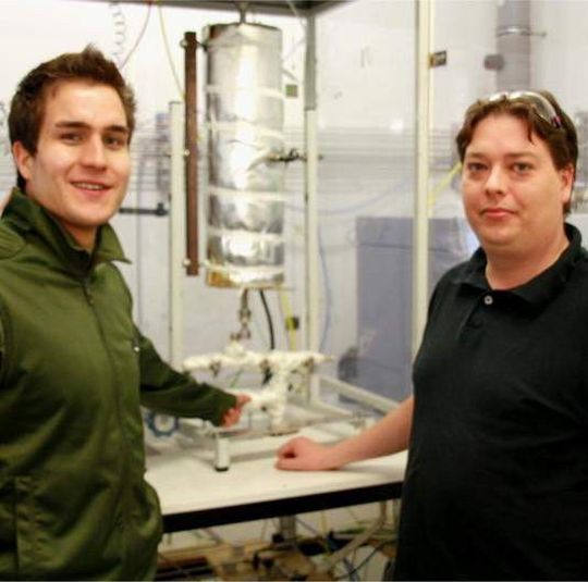 Dipl.-Chem. Amadeus Rose (li.) und Dipl.-Ing. Johannes Thiessen, Wissenschaftliche Mitarbeiter und Doktoranden am Lehrstuhl für Chemische Verfahrenstechnik der Universität Bayreuth, vor der Anlage zur Fischer-Tropsch-Synthese. Dipl.-Chem. Amadeus Rose (li.) und Dipl.-Ing. Johannes Thiessen, Wissenschaftliche Mitarbeiter und Doktoranden am Lehrstuhl für Chemische Verfahrenstechnik der Universität Bayreuth, vor der Anlage zur Fischer-Tropsch-Synthese.