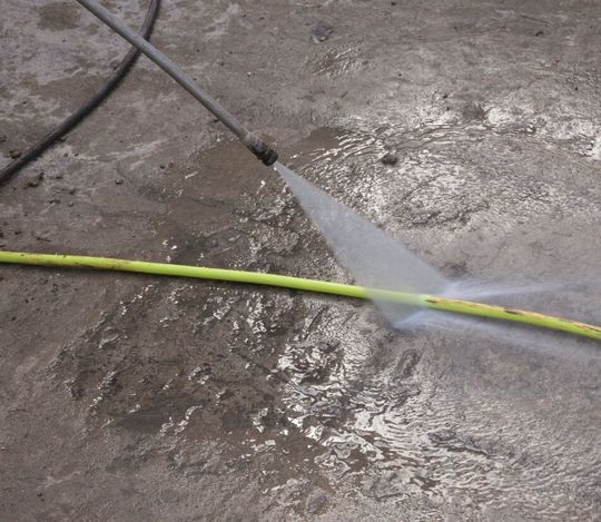 Cleanplus.jpg: Mit CLEAN Plus beschichtete Kabel und Leitungen von HELUKABEL lassen sich kinderleicht reinigen und trotzen rauen Umgebungen.