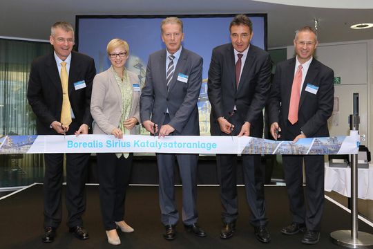 Von links: Mark Garrett, Borealis Vorstandsvorsitzender; LR Doris Hummer; BM Rudolf Mitterlehner; Gerhard Roiss, OMV Generaldirektor; Alfred Stern, Executive Vice President Polyolefine bei der Eröffnung der Sirius Katalysatoranlage in Linz. Von links: Mark Garrett, Borealis Vorstandsvorsitzender; LR Doris Hummer; BM Rudolf Mitterlehner; Gerhard Roiss, OMV Generaldirektor; Alfred Stern, Executive Vice President Polyolefine bei der Eröffnung der Sirius Katalysatoranlage in Linz.