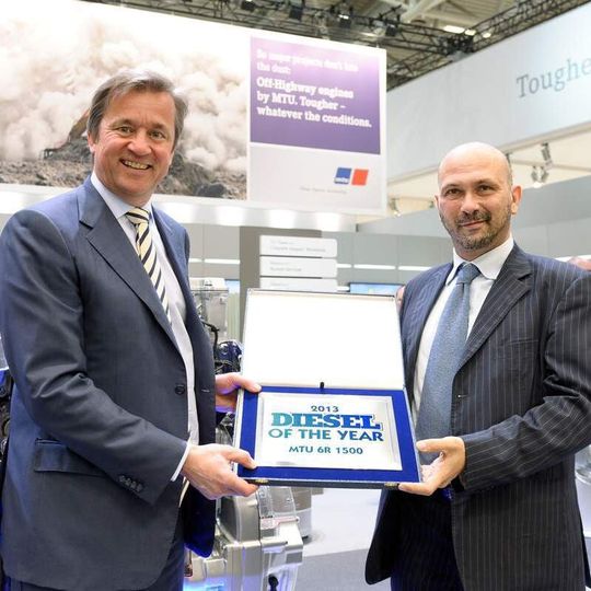 Tognum-Vertriebsvorstand Dr. Michael Haidinger erhält die Auszeichnung „Diesel of the Year 2013“ für den MTU-Motor 6R 1500 von „Diesel“-Redakteur Fabio Butturi.