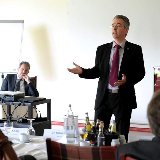 Hans Christian Markert erklärt die Enquete Kommission. Hans Christian Markert erklärt die Enquete Kommission.