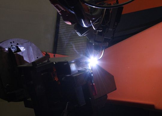 Diverse Materialien und verschiedene Verfahren sind mit dem Roboter schweissbar. Diverse Materialien und verschiedene Verfahren sind mit dem Roboter schweissbar.