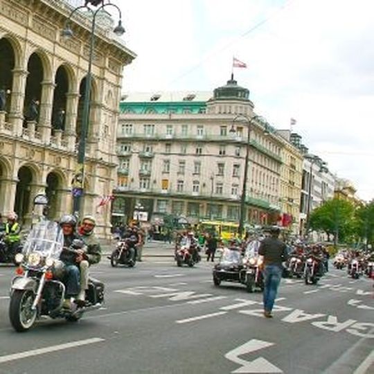 Parade über die 5,3 Kilometer lange Wiener Ringstraße. Parade über die 5,3 Kilometer lange Wiener Ringstraße.