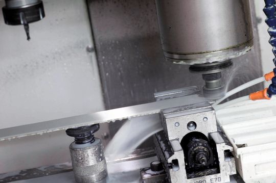 Die Haas Mini Mill wird eingesetzt, um die Mechanik aus einem Neusilber-Gussteil herauszufräsen und die einzelnen Klappen zu fertigen, bevor diese dann zum Versilbern und Polieren weitergegeben werden. Die Haas Mini Mill wird eingesetzt, um die Mechanik aus einem Neusilber-Gussteil herauszufräsen und die einzelnen Klappen zu fertigen, bevor diese dann zum Versilbern und Polieren weitergegeben werden.