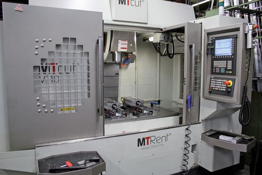 Das vertikale Bearbeitungszentrum MTcut V110TH ist leistungsfähig, langzeitgenau und – insbesondere mit dem Lehmann-Drehtisch – sehr flexibel einsetzbar. Das vertikale Bearbeitungszentrum MTcut V110TH ist leistungsfähig, langzeitgenau und – insbesondere mit dem Lehmann-Drehtisch – sehr flexibel einsetzbar.