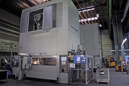 Beim Umbau platzieren die Experten von Schuler einen Servomotor auf die Antriebswelle, der alte Motor bleibt erhalten. Beim Umbau platzieren die Experten von Schuler einen Servomotor auf die Antriebswelle, der alte Motor bleibt erhalten.