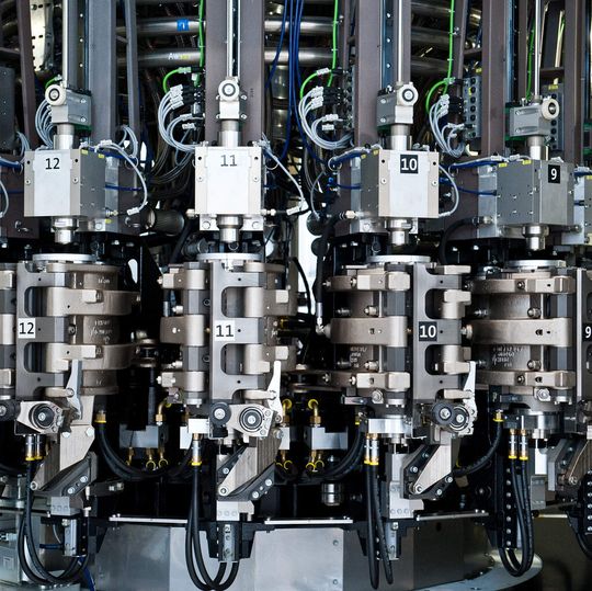 Die komplett neuentwickelten Blasstationen der Krones Contiform 3 erreichen eine Leistung von 2.250 Behältern pro Stunde.