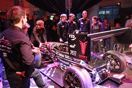 Ein Elektroflitzer mit 200 kg bei maximal 80 kW Leistung – der theta2013. Ein Elektroflitzer mit 200 kg bei maximal 80 kW Leistung – der theta2013.