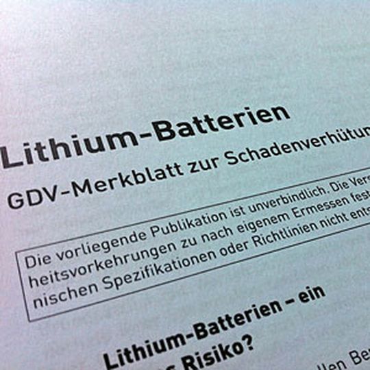 Viele Unternehmer und Versicherer fragen sich: Wie gefährlich sind Lithium-Ionen-Akkus? FM Global gibt erstmals Auskunft. Viele Unternehmer und Versicherer fragen sich: Wie gefährlich sind Lithium-Ionen-Akkus? FM Global gibt erstmals Auskunft.