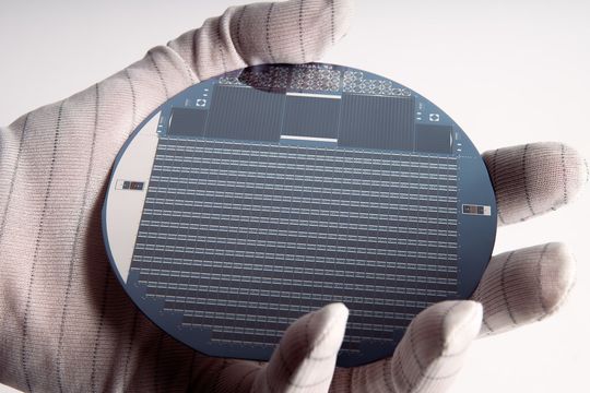 Wafer-Bonden: Mit der ComBond-Technologie der EV Group lassen sich optisch transparente und gleichzeitig elektrisch leitfähige Halbleiterverbindungen bei Raumtemperatur herstellen