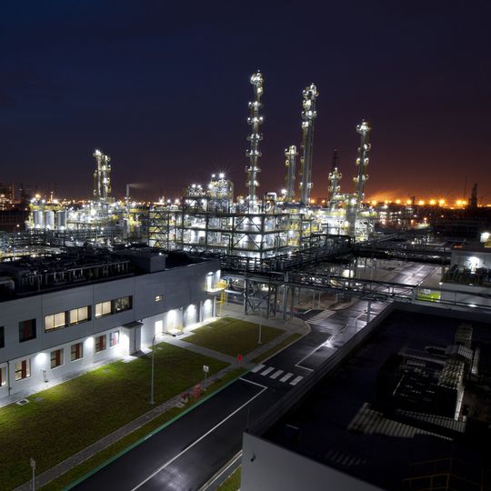Lanxess hat auf einem Festakt mit rund 400 Gästen sein neues Butylkautschukwerk auf Jurong Island in Singapur eröffnet. Lanxess hat auf einem Festakt mit rund 400 Gästen sein neues Butylkautschukwerk auf Jurong Island in Singapur eröffnet.