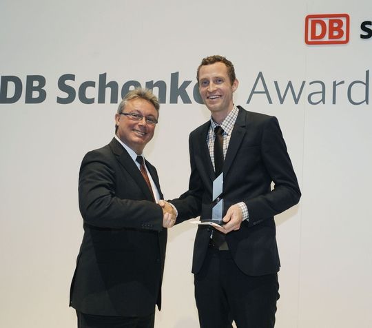 Karl Nutzinger, Vorstand der Schenker AG, verlieh den DB Schenker Award 2012 an Dr. Sönke Behrends von der Chalmers University of Technology in Göteburg, Schweden (v.l.). Karl Nutzinger, Vorstand der Schenker AG, verlieh den DB Schenker Award 2012 an Dr. Sönke Behrends von der Chalmers University of Technology in Göteburg, Schweden (v.l.).