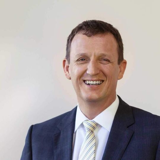Seit 2006 ist Robert Neuhauser bei Siemens tätig und verantwortet ab dem 1. Juli 2013 als neuer CEO die Business Unit Motion Control Systems (MC) Seit 2006 ist Robert Neuhauser bei Siemens tätig und verantwortet ab dem 1. Juli 2013 als neuer CEO die Business Unit Motion Control Systems (MC)