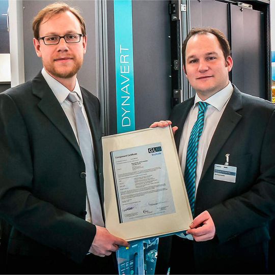 Übergabe des Komponentenzertifikats durch Christian Kruse (links, Germanischer Lloyd) an Bernhard Eichler (Produktmanager Siemens Dynavert XL)