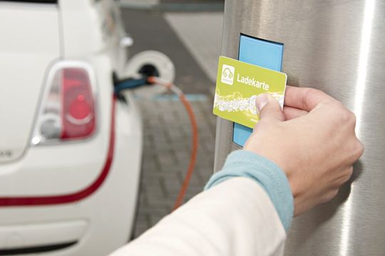 e-clearing.net ermöglicht eine europaweit funktionsfähige offene Lösung für grenzüberschreitendes Laden von Elektroautos. e-clearing.net ermöglicht eine europaweit funktionsfähige offene Lösung für grenzüberschreitendes Laden von Elektroautos.