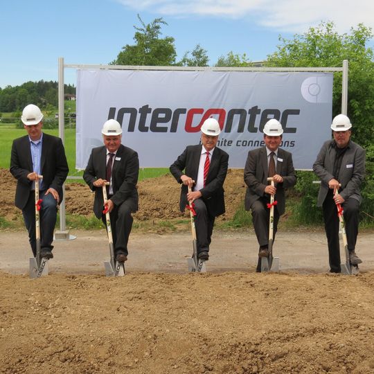 Spatenstich für die neue Intercontec-Zentrale: (v.l.) Tiemo Pfeiffer (Prokurist Intercontec), Bürgermeister Ludwig Waas, Wolfgang Pfeiffer (Geschäftsführer Intercontec), Landrat Alfred Reisinger, Architekt Frank Jahn (Goldbeck). Spatenstich für die neue Intercontec-Zentrale: (v.l.) Tiemo Pfeiffer (Prokurist Intercontec), Bürgermeister Ludwig Waas, Wolfgang Pfeiffer (Geschäftsführer Intercontec), Landrat Alfred Reisinger, Architekt Frank Jahn (Goldbeck).