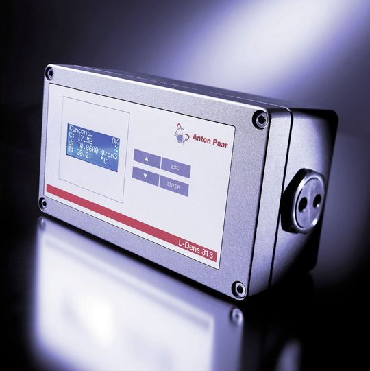 Korrosionsschutz-Monitoring in der Halbzeugindustrie – der Dichemesssensor L-Dens 313 ist robust aufgebaut und kann ohne Probleme in Prozessleitsysteme integriert werden.