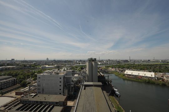 Täglich verarbeitet die Ölmühle 3500 t Rapssaat... Täglich verarbeitet die Ölmühle 3500 t Rapssaat...