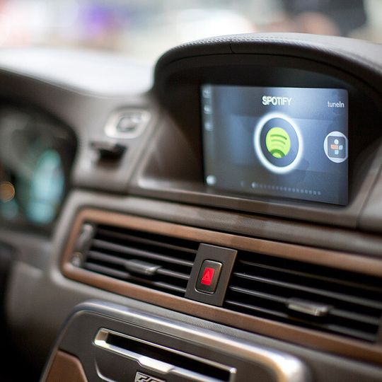 Damit im Auto die richtige Musik spielt, nutzen die Automobilhersteller inzwischen Internetdienste wie Sptify für das Streaming der Titel aus dem Internet ins Fahrzeug. Damit im Auto die richtige Musik spielt, nutzen die Automobilhersteller inzwischen Internetdienste wie Sptify für das Streaming der Titel aus dem Internet ins Fahrzeug.