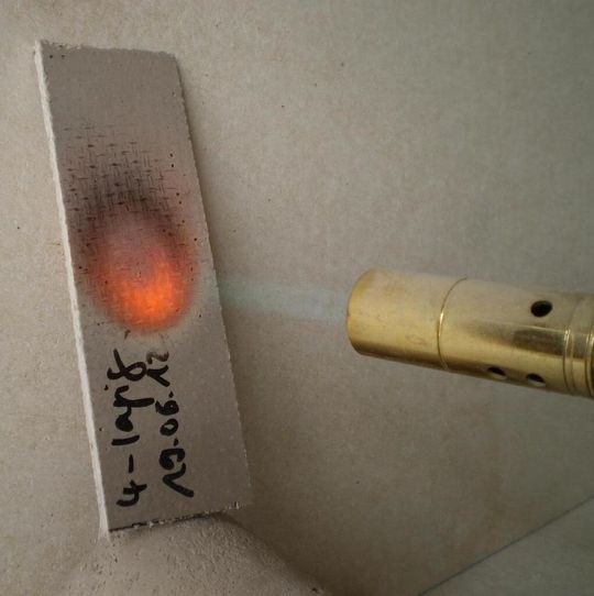 Der neue nichtbrennbare Faserverbundwerkstoff NFW setzt Maßstäbe: Ein spezielles Glasgewebe und eine keramische Matrix sorgen für eine Dauertemperaturbeständigkeit bis 600 °C. Der neue nichtbrennbare Faserverbundwerkstoff NFW setzt Maßstäbe: Ein spezielles Glasgewebe und eine keramische Matrix sorgen für eine Dauertemperaturbeständigkeit bis 600 °C.