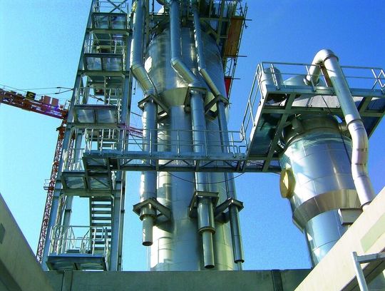 Seit 2004 steht in Sünching eine Verdampferanlage mit dem größten Edelstahlfallstromverdampfer der Welt. 160 000 Liter werden hier pro Stunde verdampft. Seit 2004 steht in Sünching eine Verdampferanlage mit dem größten Edelstahlfallstromverdampfer der Welt. 160 000 Liter werden hier pro Stunde verdampft.