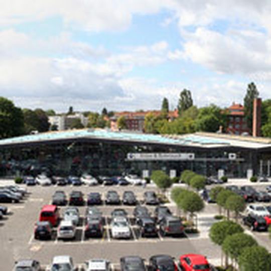 Der Firmensitz der Zweitplatzierten des Vertriebs Award erstreckt sich über 24.000 m² Grundfläche. Der Firmensitz der Zweitplatzierten des Vertriebs Award erstreckt sich über 24.000 m² Grundfläche.