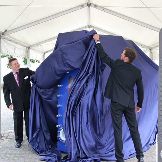 Die Enthüllung des weltweit größten Graphit-Plattenwärmeübertragers von Alfa Laval und der SGL Group war gleichzeitig die Markteinführung dieser neuen Generation von effizienten Apparaten zur Wärmeübertragung. Die Enthüllung des weltweit größten Graphit-Plattenwärmeübertragers von Alfa Laval und der SGL Group war gleichzeitig die Markteinführung dieser neuen Generation von effizienten Apparaten zur Wärmeübertragung.