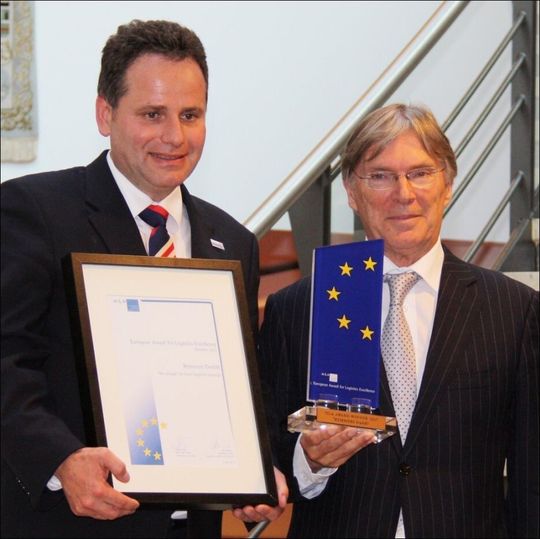 Klaus Boog (links), Vorstand der Remmers AG, bekommt durch ELA-Präsident Jos Marinus Urkunde und Preis zum ELA Award 2013 überreicht. Klaus Boog (links), Vorstand der Remmers AG, bekommt durch ELA-Präsident Jos Marinus Urkunde und Preis zum ELA Award 2013 überreicht.