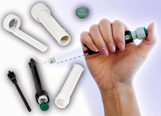 Bild 1 | Für jede Komponente der richtige Werkstoff: Bei diesem Insulin-Pen sind (im Uhrzeigersinn) der graue Clip und der Dosierwähler aus PBT, der grüne Druckknopf, die schwarze Kolbenstange, das innere Gehäuse und die grüne Kappe für die Kolbenstange aus PA, die weiße Sperrhülse (im Innengehäuse) und der Kupplungszylinder aus einem Acetal-Homopolymer. Bild 1 | Für jede Komponente der richtige Werkstoff: Bei diesem Insulin-Pen sind (im Uhrzeigersinn) der graue Clip und der Dosierwähler aus PBT, der grüne Druckknopf, die schwarze Kolbenstange, das innere Gehäuse und die grüne Kappe für die Kolbenstange aus PA, die weiße Sperrhülse (im Innengehäuse) und der Kupplungszylinder aus einem Acetal-Homopolymer.