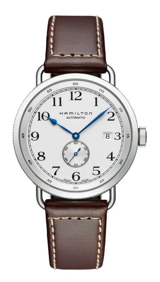 Die handgearbeiteten, speziell geformten Zeiger in Ozeanblau erinnern an die prägnanten blauen Zeiger eines in den 1940er Jahren eingeführten Marine-Chronometers von Hamilton. Die handgearbeiteten, speziell geformten Zeiger in Ozeanblau erinnern an die prägnanten blauen Zeiger eines in den 1940er Jahren eingeführten Marine-Chronometers von Hamilton.