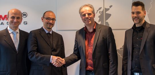 Freuen sich auf die zukünftige Zusammenarbeit: Andrea Vismara (Vice President Opto Engineering v.l.n.r.), Claudio Sedazzari (President Opto Engineering), Christof Zollitsch (Geschäftsführer Stemmer Imaging) und Benjamin Krone (Produktmanager Stemmer Imaging) nach der Vertragsunterzeichnung. Freuen sich auf die zukünftige Zusammenarbeit: Andrea Vismara (Vice President Opto Engineering v.l.n.r.), Claudio Sedazzari (President Opto Engineering), Christof Zollitsch (Geschäftsführer Stemmer Imaging) und Benjamin Krone (Produktmanager Stemmer Imaging) nach der Vertragsunterzeichnung.